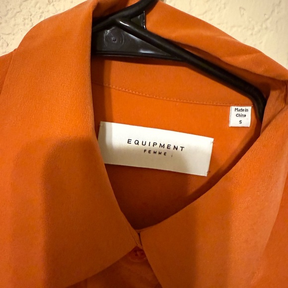 Equipment Femme Utility 100% silk button down blouse SZ small - Picture 4 of 4